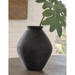 Hannela Resin Table Vase - Chic Decora