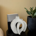 Set Of 2 White Vase Nordic Boho Unique Hollow Snuggle Vases Table Dried Flowers Donut Cut Out Vases - Image 2